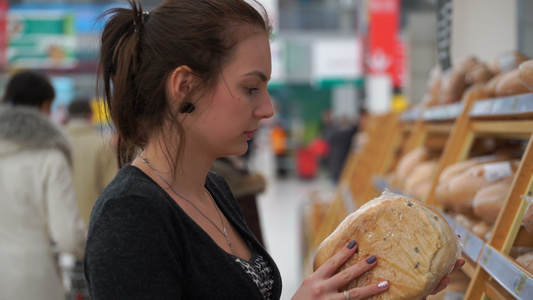 女性在超市购买面包4k视频视频