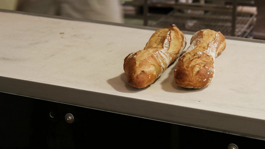法国面包从烤箱里拿出来视频