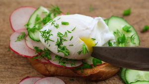 用刀切鸡蛋三明治烤面包洒满了绿洋葱美味的早饭吃得香甜14秒视频