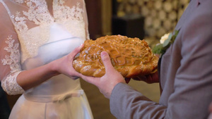 新婚新婚夫妇打破结婚面包10秒视频