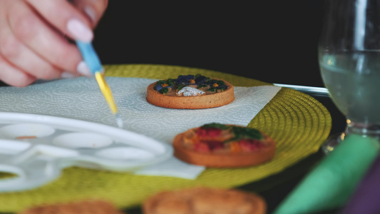 Cookie艺术装饰女性在调色盘上涂涂有刷子和食品视频