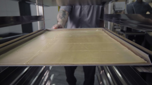 用未煮熟的糕饼烤面板8秒视频