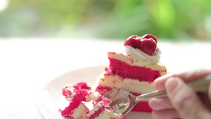 用手勺切樱桃蛋糕白盘上美味甜点自制面包糕饼7秒视频