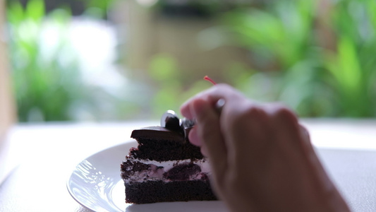 用手勺切巧克力蛋糕樱桃酱白盘上美味的甜点自制面包糕饼视频
