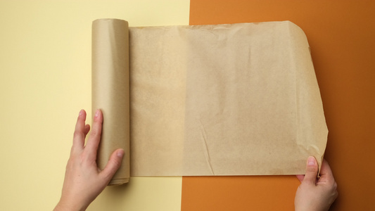 女性手握着棕色背景的棕色纸纸卷视频