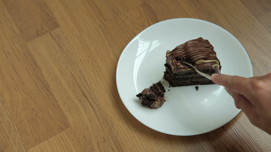 用手勺切香蕉焦糖巧克力蛋糕白盘上美味甜甜点自制面包视频