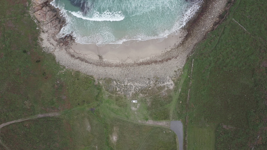 无人驾驶无人驾驶飞机在波浪冲撞和西班牙以北一辆野营视频