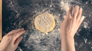 女人在厨房家里做黄油曲奇饼14秒视频