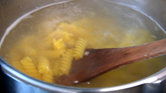 锅里煮饭的面条视频