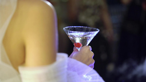 在派对上拿着酒杯的新娘12秒视频