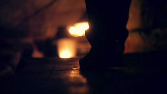 男人从黑暗中走来下楼在蜡烛和灯笼的帮助下一个地方的视频