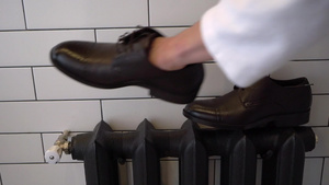 男人用奶油擦鞋和擦鞋早上穿浴袍的男性8秒视频
