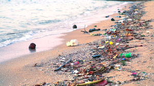海上塑料橡胶和废物留在海滩上60秒视频