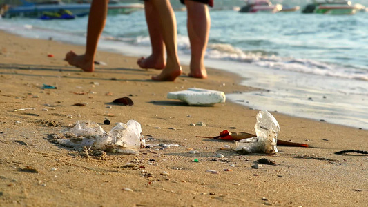 人们在沙滩上行走垃圾留在沙滩上视频