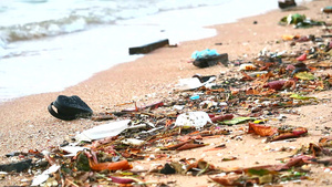 沙滩上日落塑料橡胶和废物被丢在沙滩23秒视频