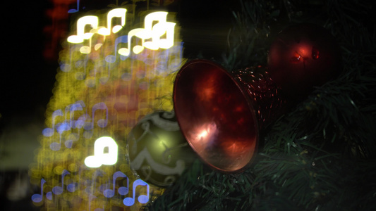 带音乐符号bookeh的有选择性焦点的圣诞节球视频