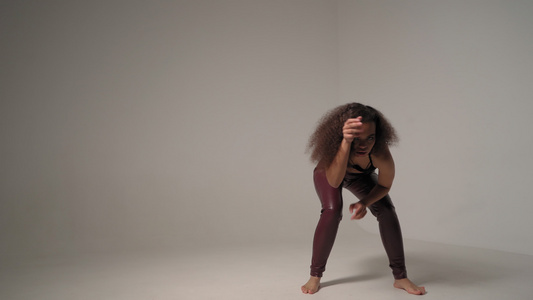 富有表现力的非洲动机舞者在穿着黑色上衣和皮裤的年轻视频