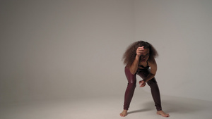 富有表现力的非洲动机舞者在穿着黑色上衣和皮裤的年轻20秒视频