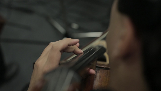 男人玩大提琴视频