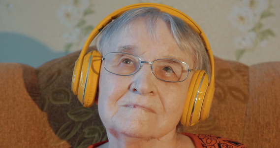听耳机音乐的年长妇女视频