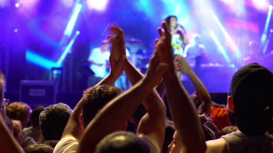 公共音乐会没有罚票活动在一场有举起手的音乐会中视频