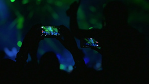 在演唱会上使用手机拍摄32秒视频