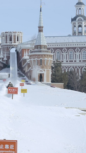 冬季旅游客人乘坐滑雪圈玩耍冬季运动视频