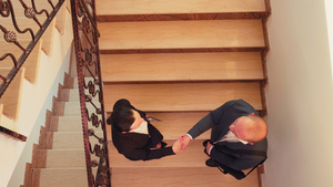 在楼梯上相会的伙伴们的顶端风景摇握手10秒视频