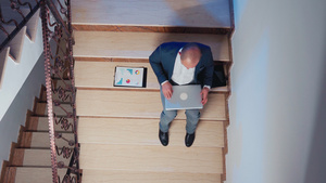 坐在楼梯上分析文件的公司经理20秒视频