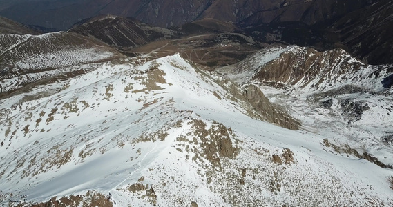 山顶上覆盖着积雪从无人机查看视频
