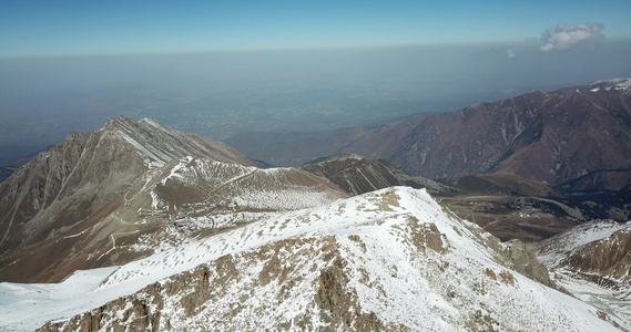 山顶上覆盖着积雪从无人机查看视频