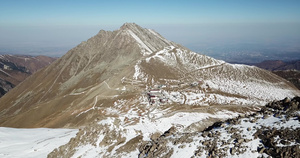 山上高处的冰川观测站12秒视频