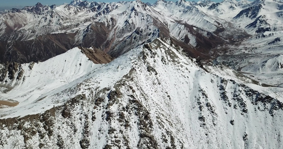 山顶上覆盖着积雪从无人机查看视频