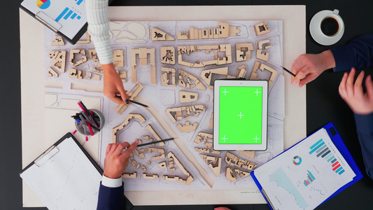 使用城市原型和绿色屏幕平板板板的arhitects视频