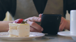 咖啡店里使用智能手机的客户30秒视频