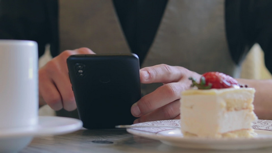 咖啡间休息时使用智能手机的咖啡店客户视频