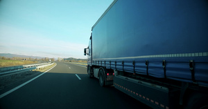 货运交通半拖车货运卡车在高速公路上快速行驶20秒视频