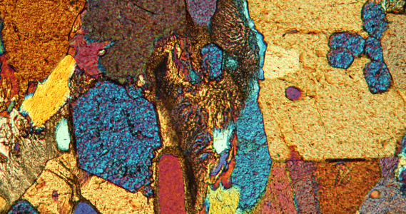 显微镜下石块的干薄部分视频