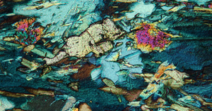 显微镜下的氯石块岩块22秒视频