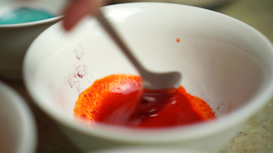勺子在白碗板上搅拌红漆粉东面鸡蛋绘画视频