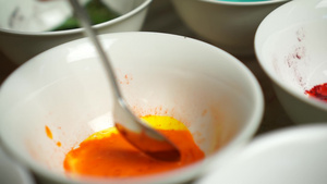 在白碗板上搅拌橙色涂粉东面鸡蛋绘画8秒视频