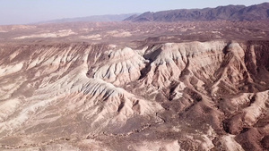 沙漠峡谷的有色山丘13秒视频