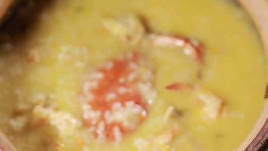 潮汕厨师熬制一碗海鲜粥视频