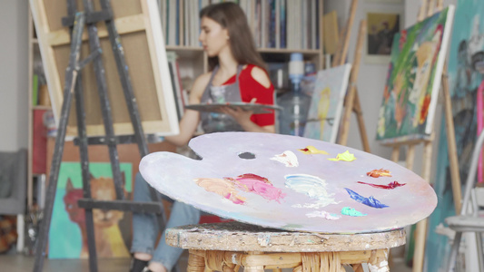 在艺术工作室有选择性地关注一个年轻女性艺术家的调色板视频