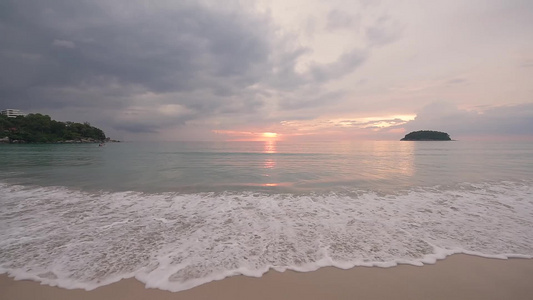 夏季热带日落或日落在海景的海岸太阳云和海浪视频