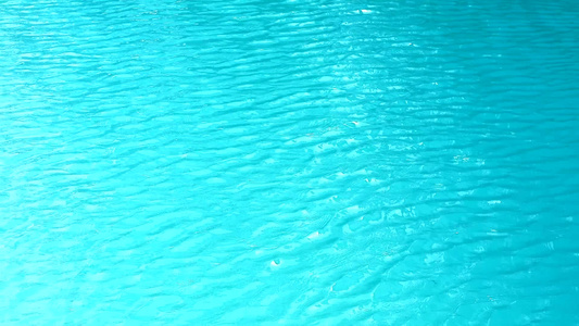 游泳池水面的水面有微小的波浪随风移动视频