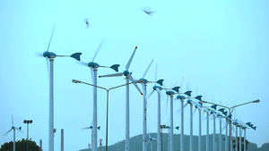 风力涡轮机将能源从风能转换为对自然友好的电力14秒视频