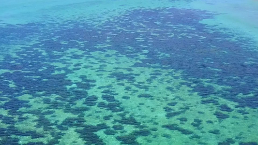 日出后以白沙为背景的松黄海航行热带岛屿海滩旅游日光视频