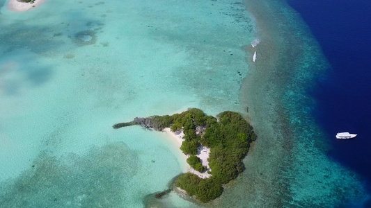 夏季出国海滨海滩时间在海浪附近由水蓝色海洋和白沙背景视频