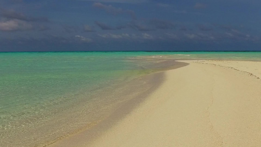 以蓝水和白沙本背景在珊瑚礁附近进行美丽的海滨海滩生活视频